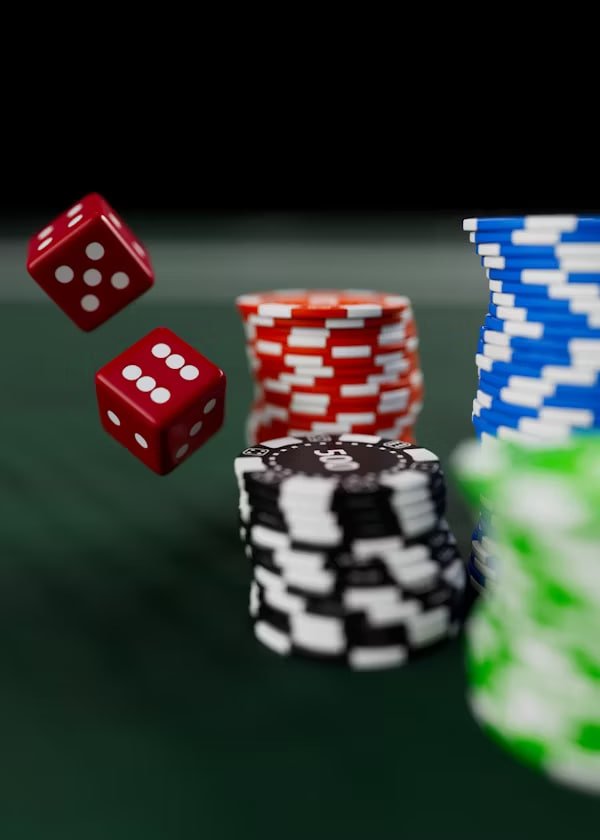 mmk365 Slots Mobile APP Myanmar ကစားသမားများ Smartphone ဖြင့် Online Slots ကစားနေသည်